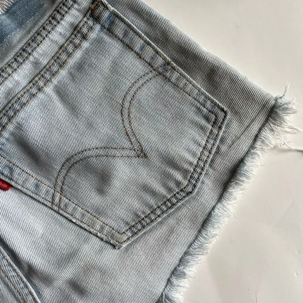 LEVI’S | high rise distressed light denim cut off jean shorts 28